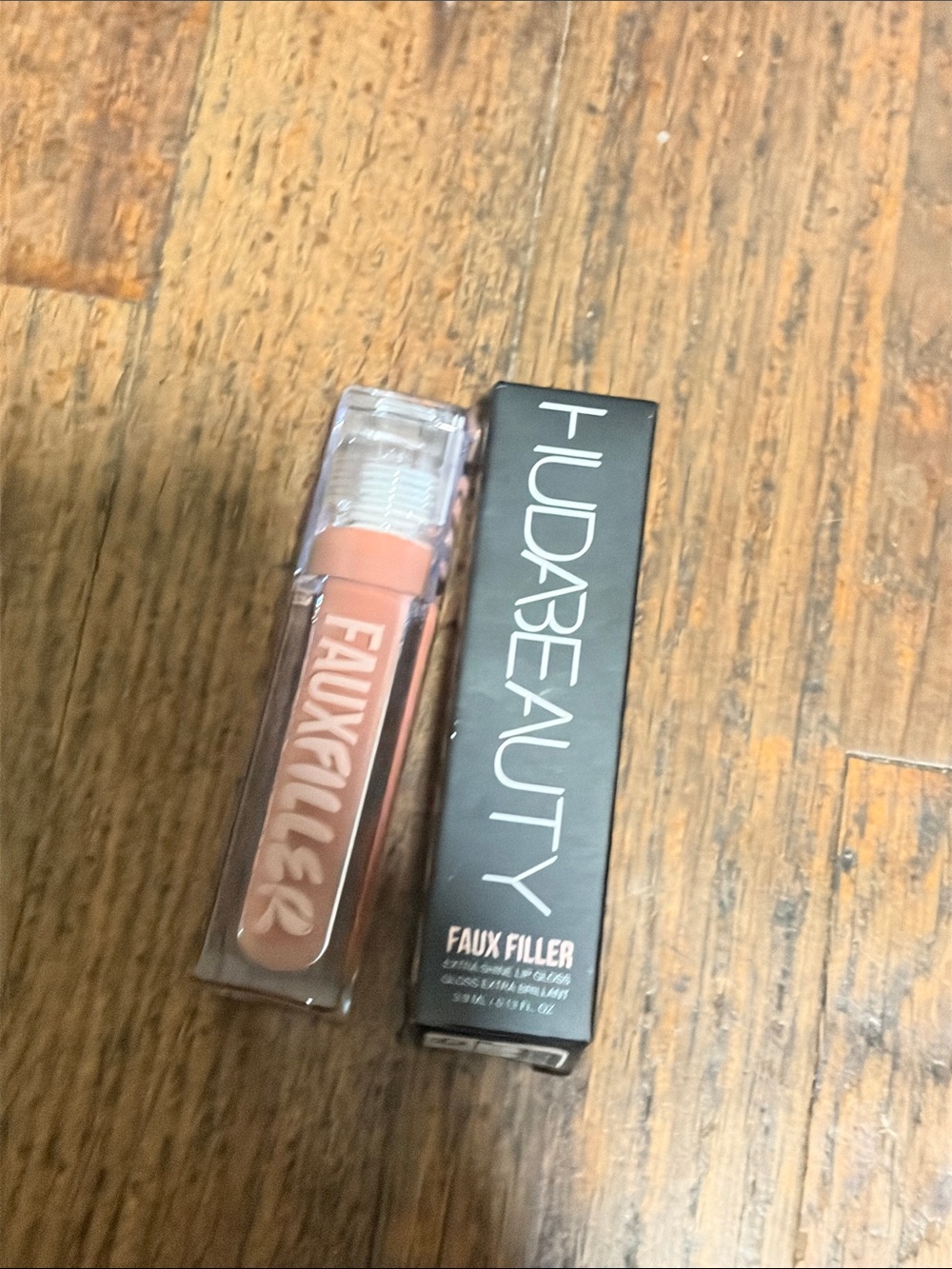 ❄️⚡️Huda Honey Faux filler Lip Gloss - Picture 2 of 9